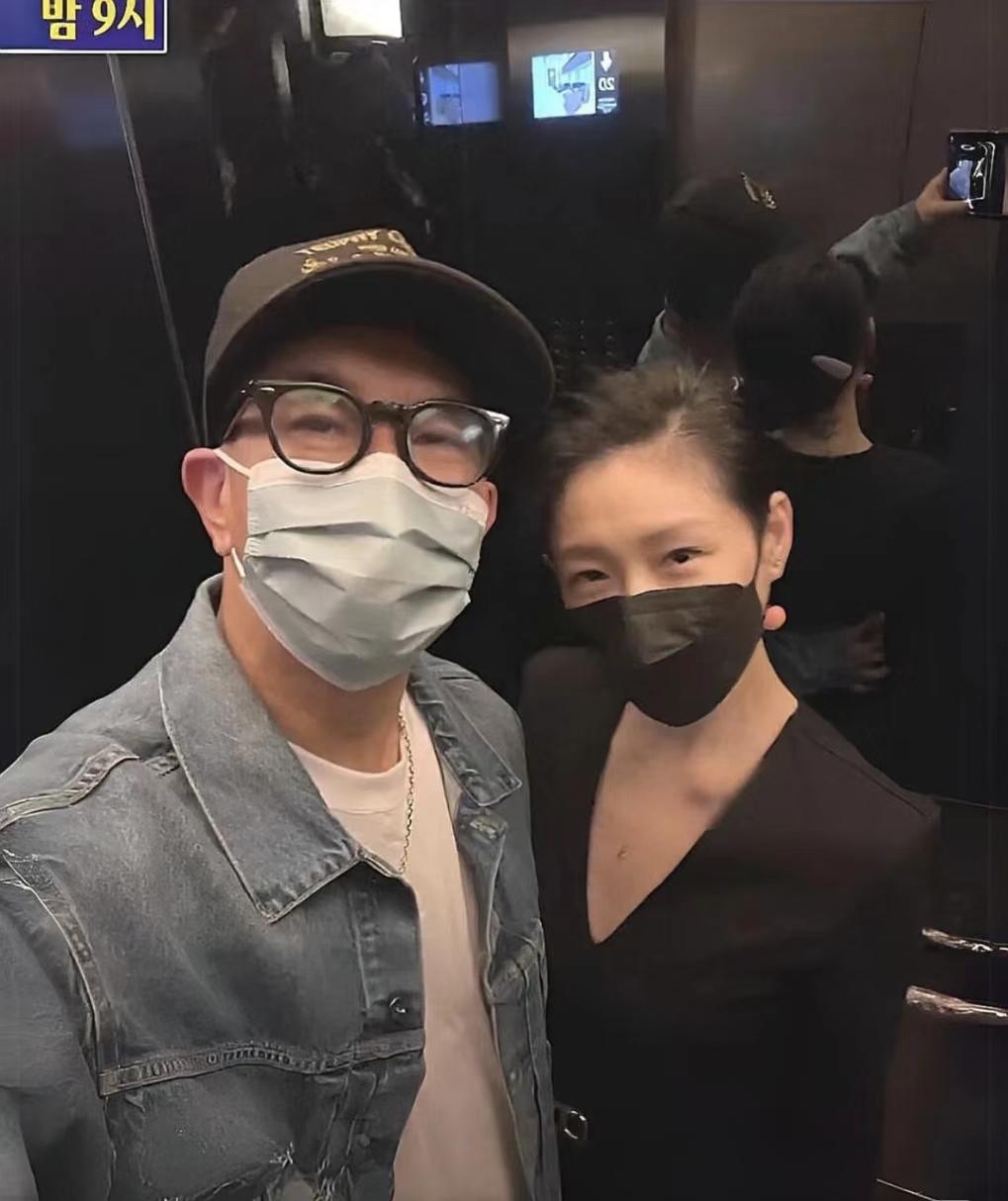 那种时隔20几年的感情是浓厚的，甚至具是带有亏欠的。所以，他可以孤身一人为爱去湾