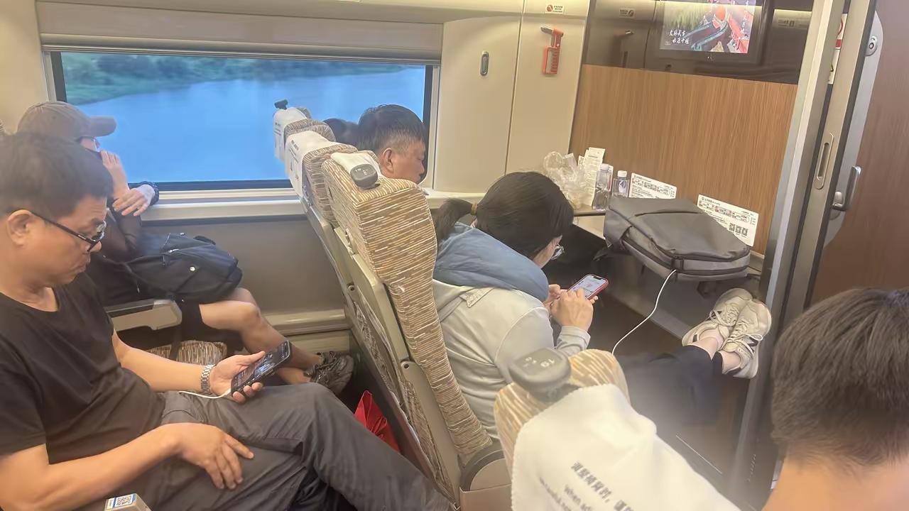 高铁坐一路，电话打一路，自己戴着耳机，高声说话，丝毫没有感觉到旁边的人都反感和不