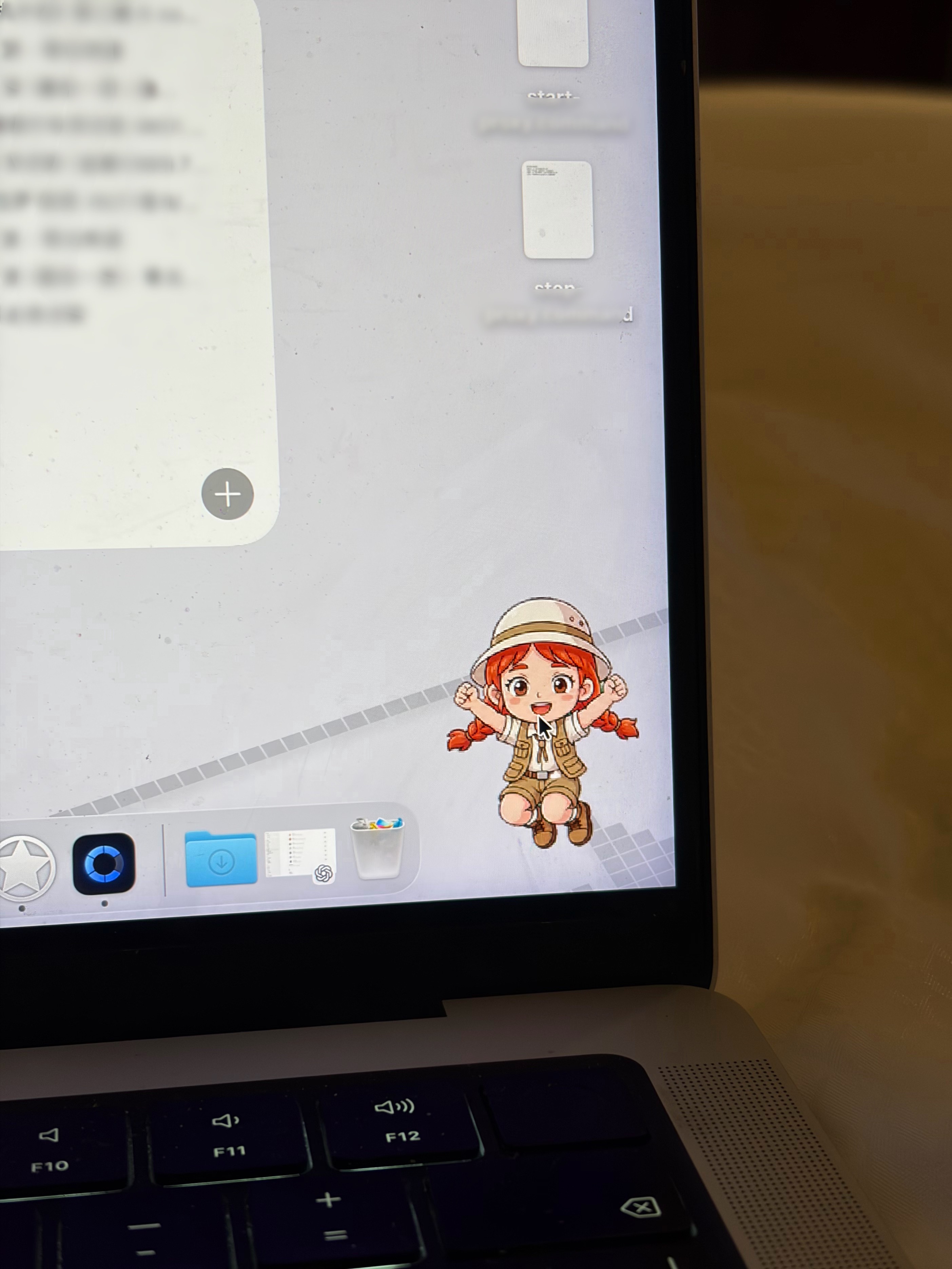 养了一只Q版桌面宠物哈哈哈哈哈会思考会干活会乱蹦哒老可爱了！！！红烧小狮子头佑酱