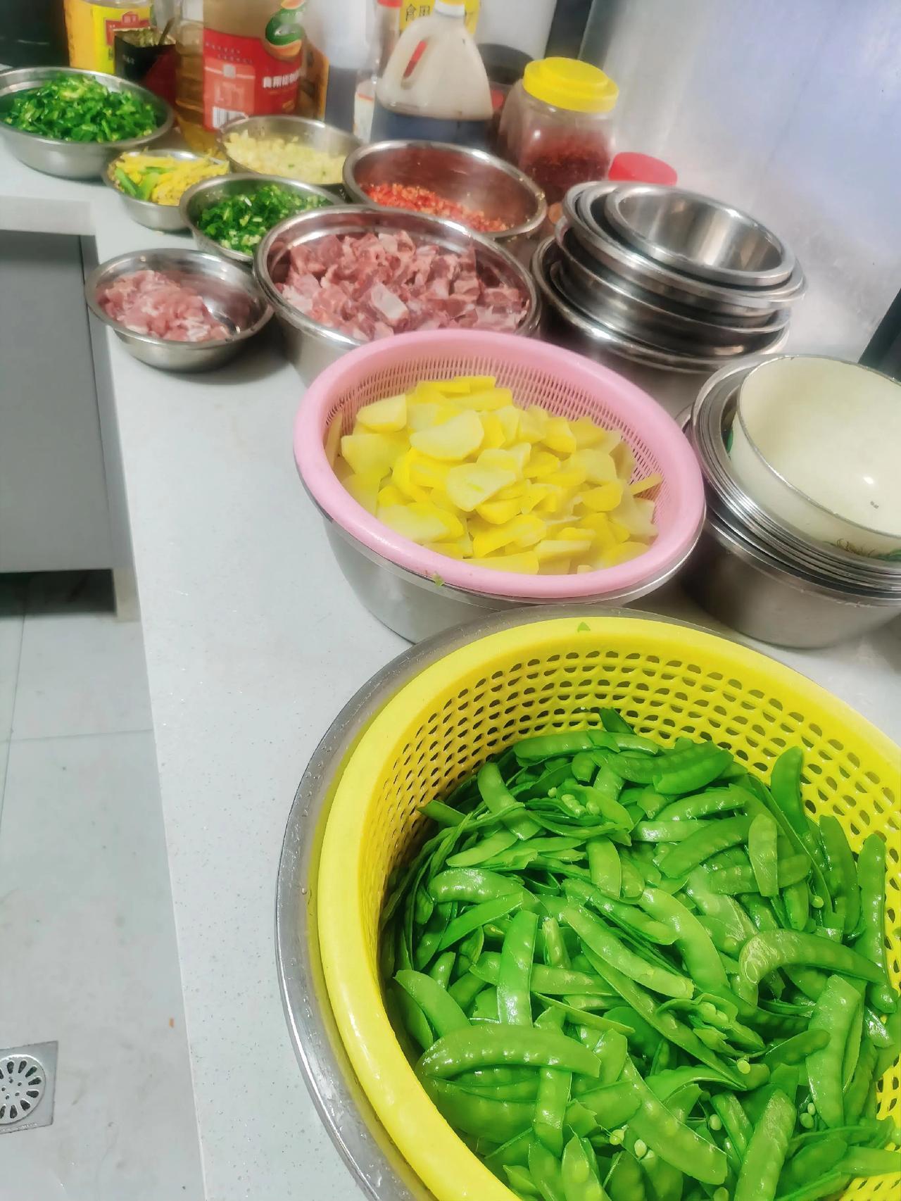 夜里无人点燃烟，
一吸一吐夜难眠。
生活困顿五十载，
富贵到头靠老天。
烟到尽头