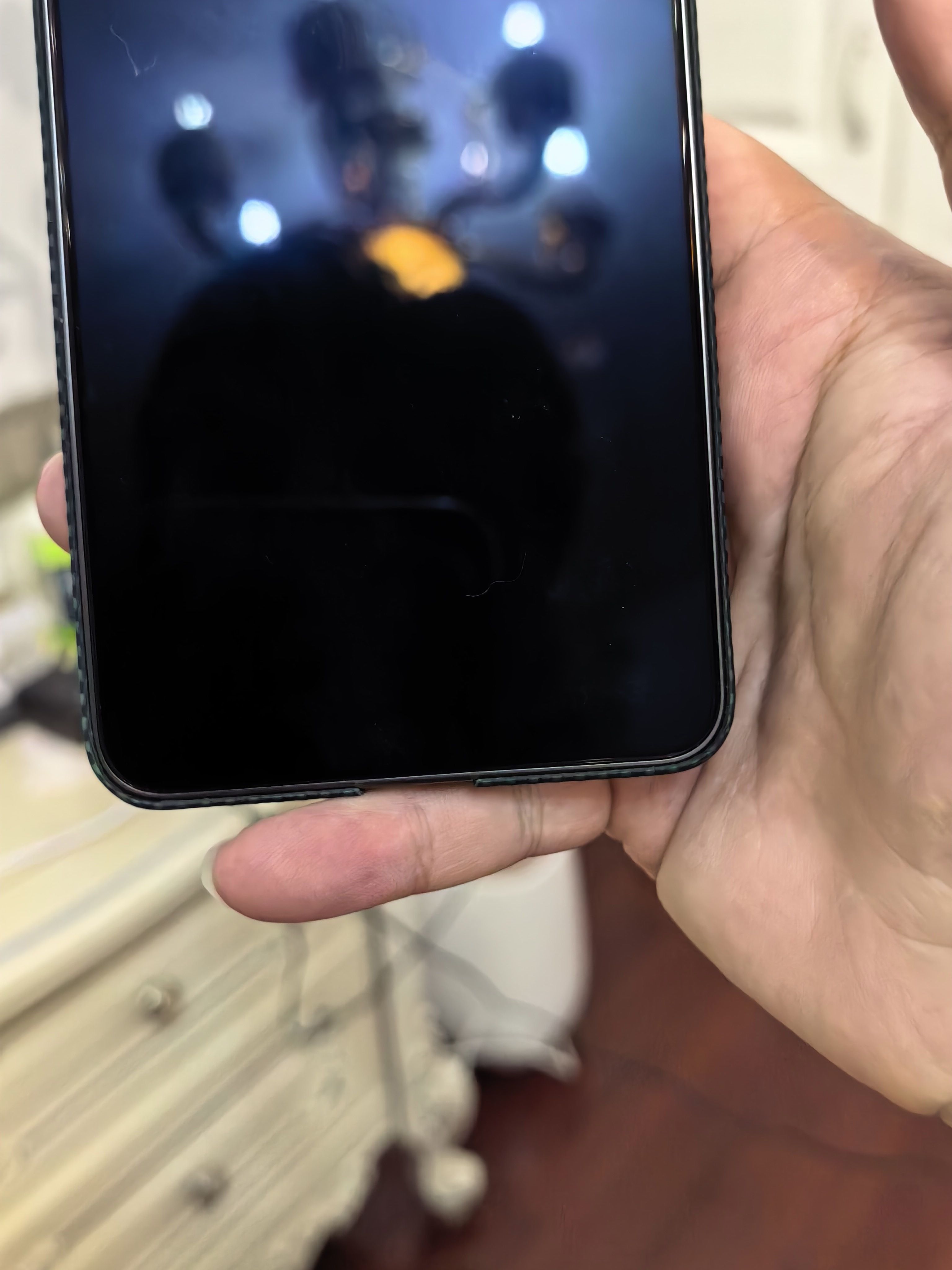 现阶段什么手机都得这么拿，小拇指在下面抵着，但Pura X View由于很轻很薄