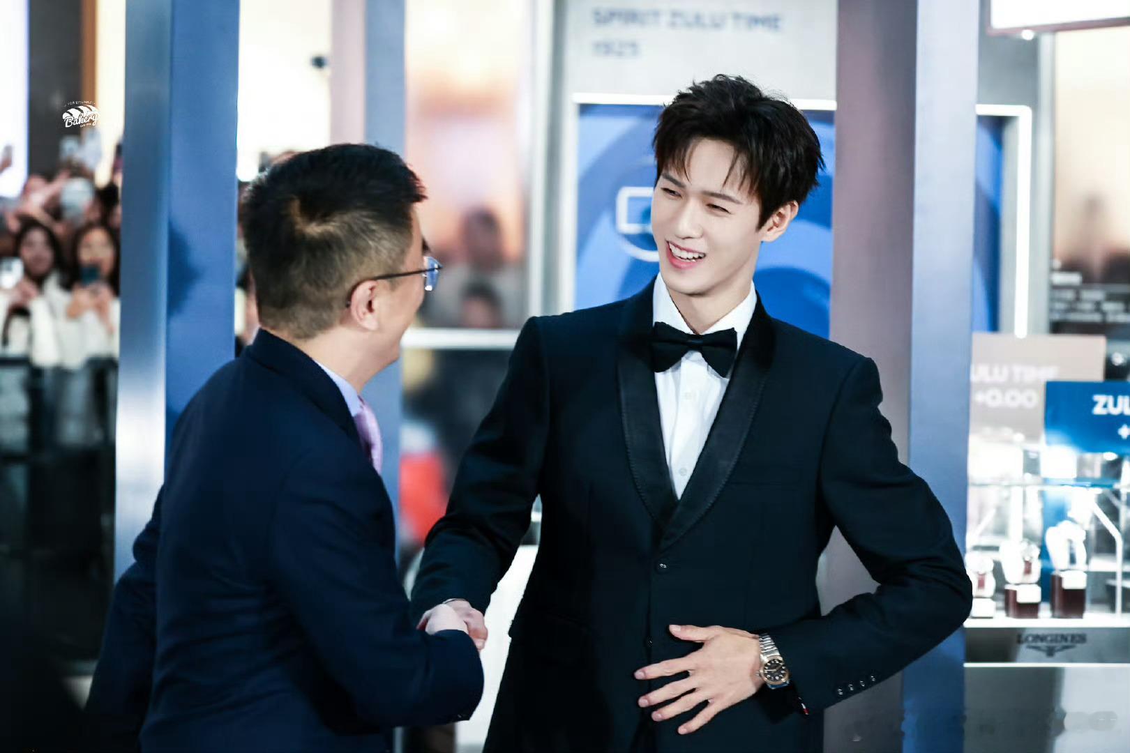 李昀锐石家庄线下活动人气李昀锐黑西装领结贵公子浪琴石家庄线下品牌推广，李昀锐又帅