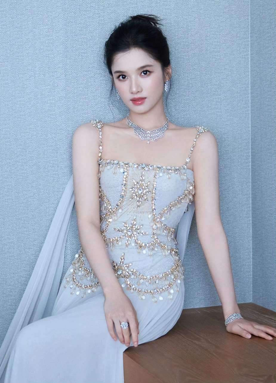 张婧仪白玉兰高定造型张婧仪白玉兰高定高珠美貌无需多言！高定造型太夯了 