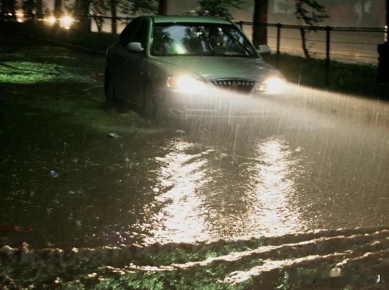 分享城市新鲜事 分享城市新鲜事。武汉这雨下得真让人心烦。就像今天早上，出门的时候