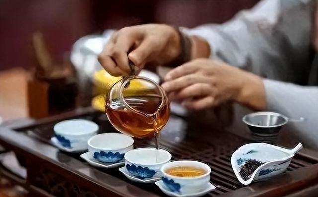 每天一杯茶，是很多人生活的一部分。茶香四溢，令人陶醉，享受茶的清香和功效，仿佛是