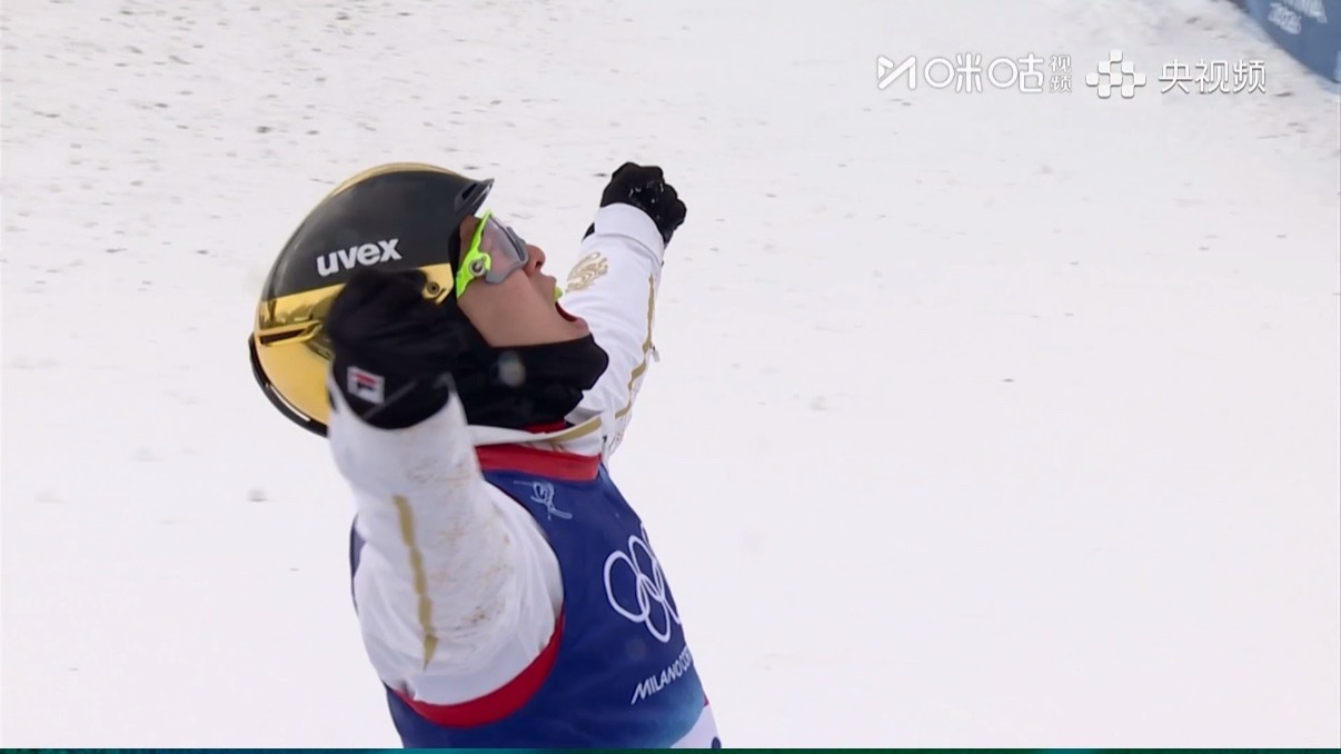 #齐广璞决赛第一跳121.68分#米兰冬奥会自由式滑雪男子空中技巧决赛，第一跳取