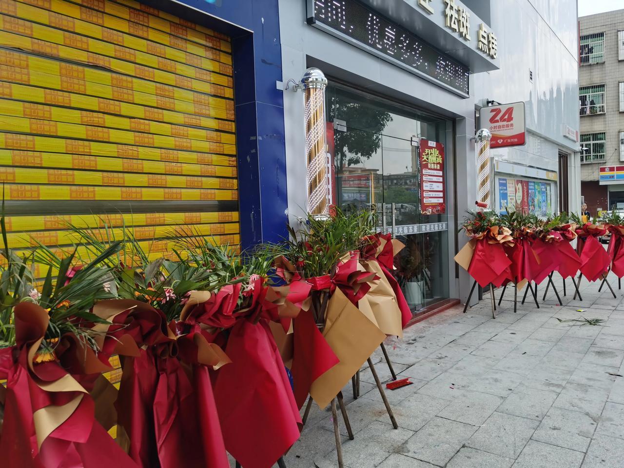 小区楼下新开一家美容美发店，今天开业，路过在门口看了一下，隔着玻璃门看到有几个人