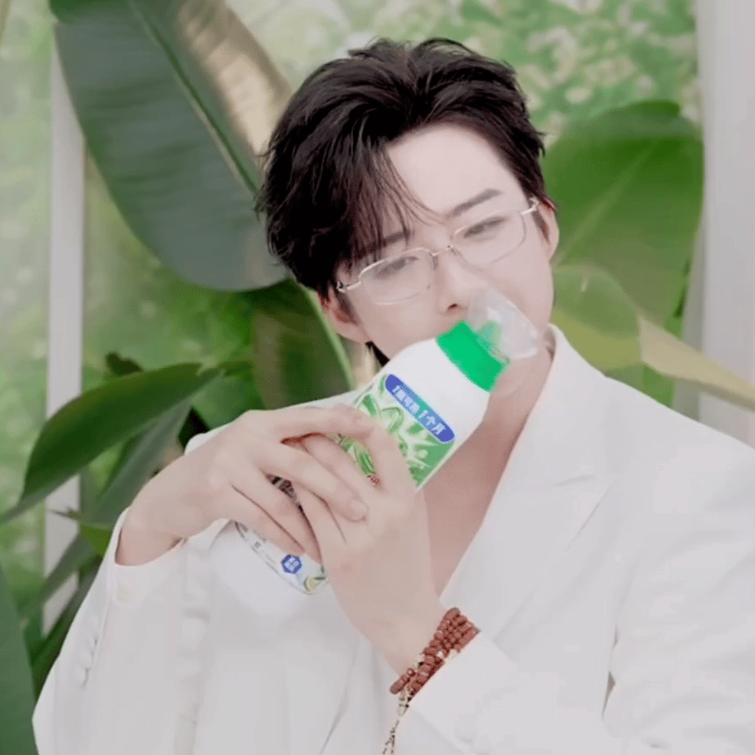 刘宇宁你在干嘛，帅哥很敬业了有木有