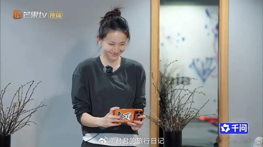 张豆豆一脸母亲看儿子的宠溺样孙杨泡澡张豆豆就站在旁边 张豆豆一脸母亲看儿子的宠溺