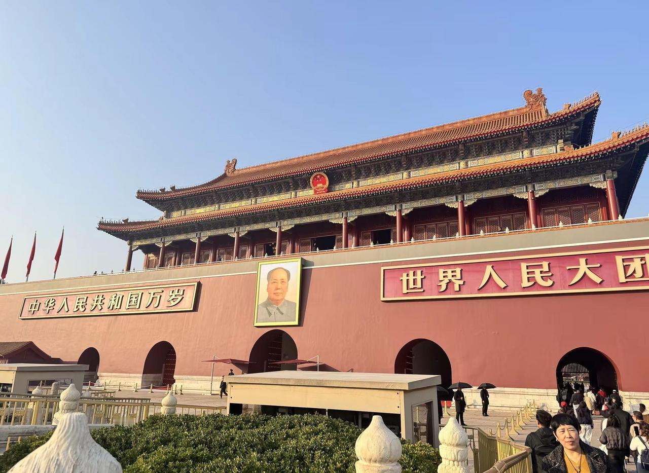 此时此刻的我们过着舒适安稳的生活。在屋里看着电视、刷着手机看战火的新闻……难以想