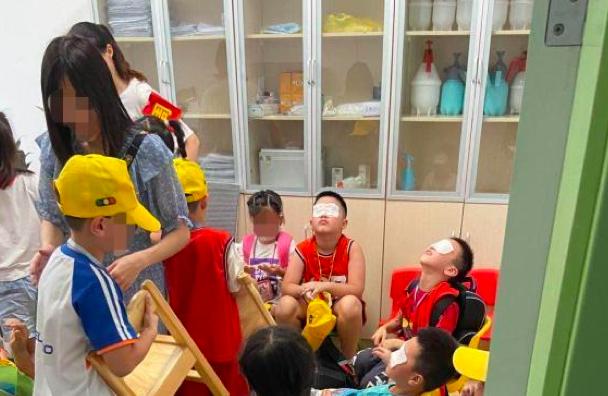 你家在用紫外线灯消毒吗！小心了，紫外线灯使用不当易灼伤眼睛#育儿经#
 
近日，