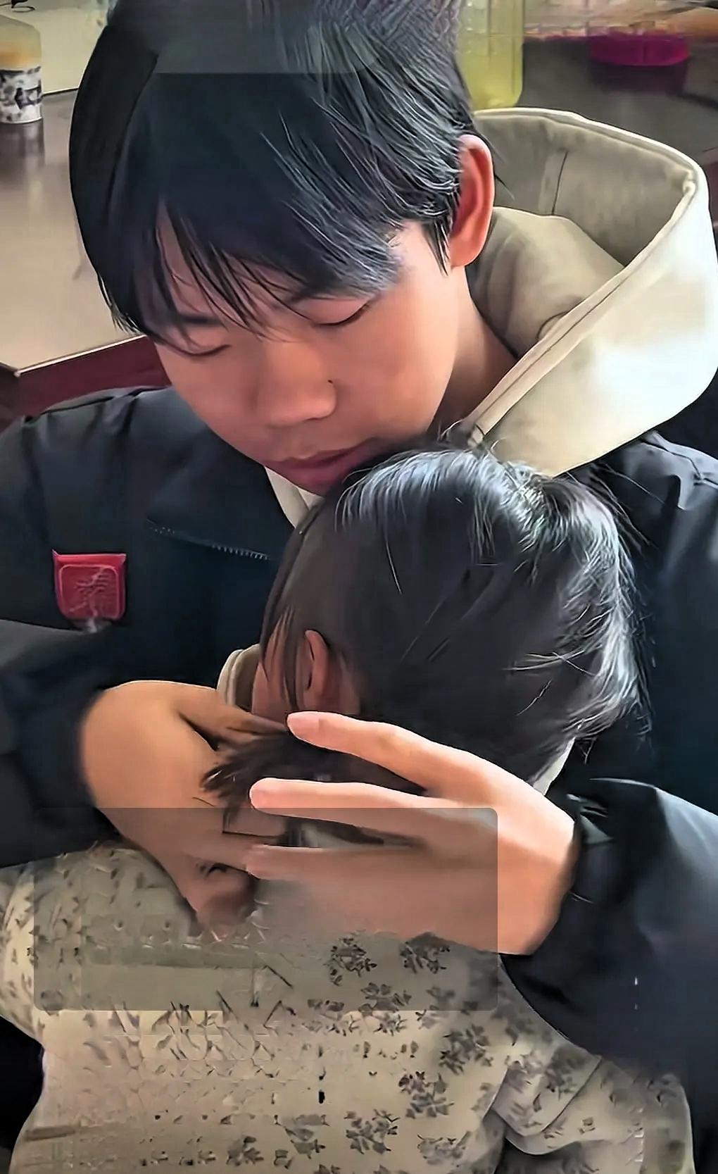 哥哥才十来岁，妹妹尚且年幼，父母不幸离去

从那以后，十几岁的哥哥被迫撑起整个家