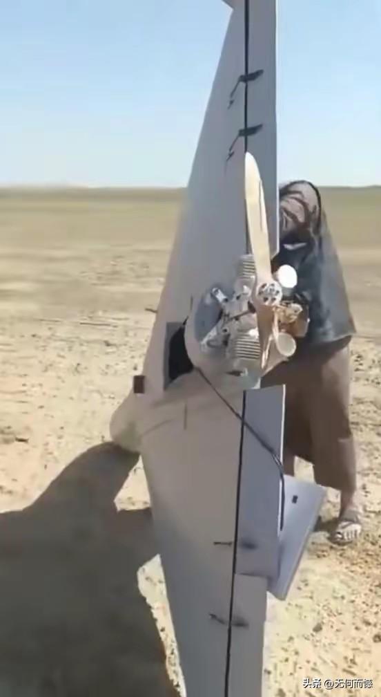 伊拉克这哥们运气真不错，居然捡到一个没有爆炸的飞天小摩托，据说是美国人放出来的，