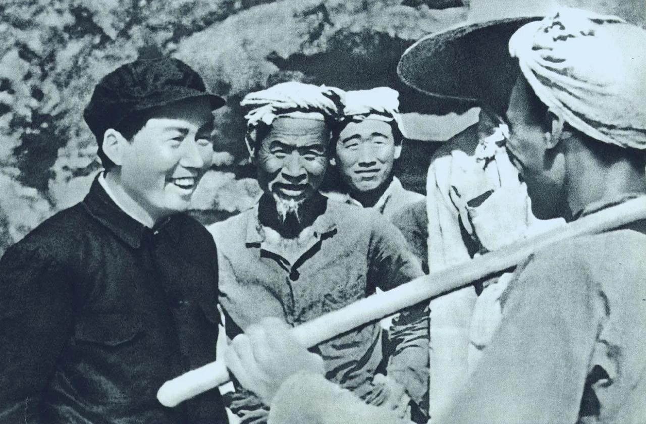 毛主席对广大贫苦农民最熟悉，最了解，也最关心。

在抗日战争那些艰苦卓绝的日子里