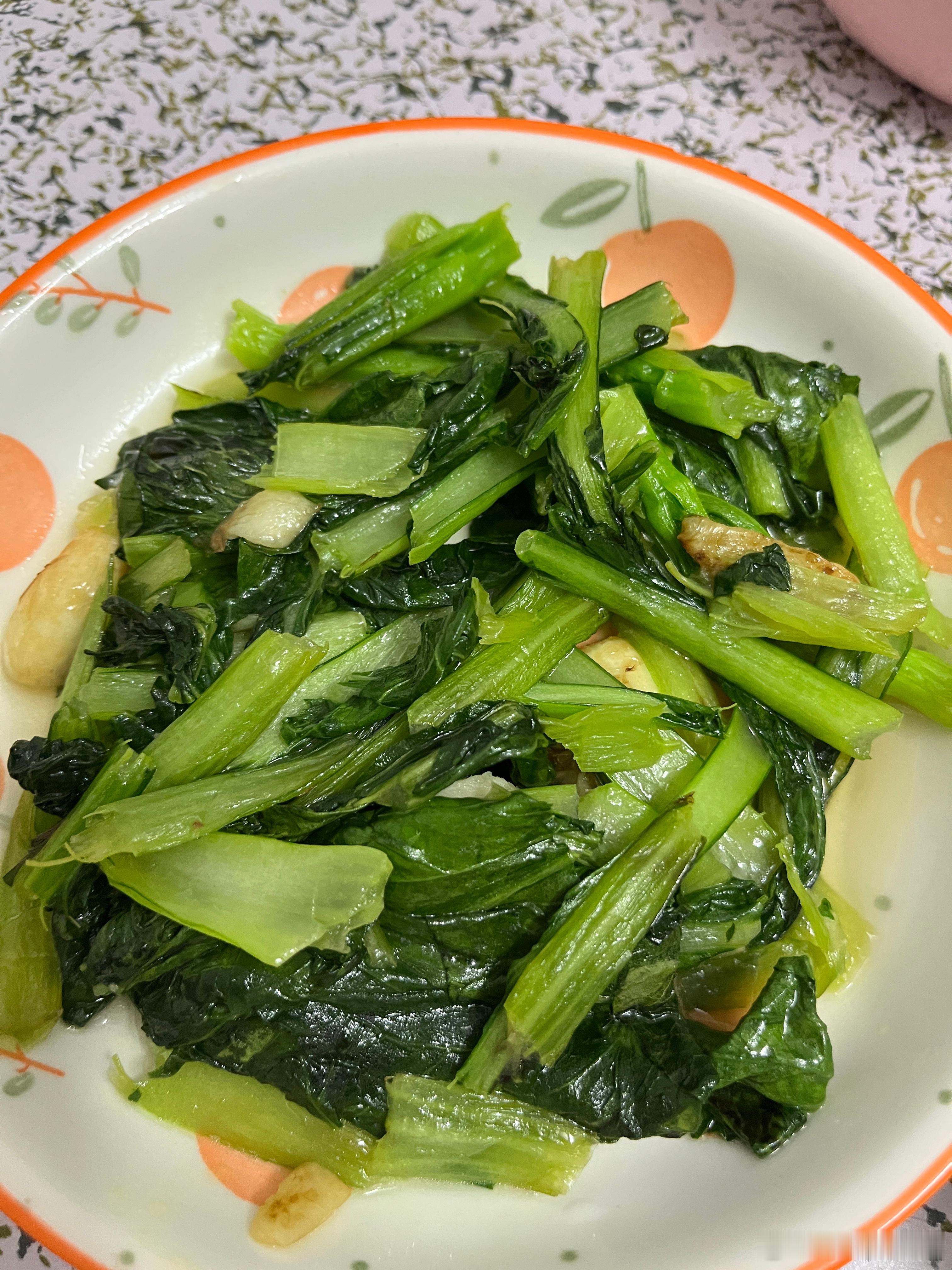 吃饭了，女儿昨天说要吃玉米萝卜，安排，煲了一个鸡汤。昨晚都没吃到肉，今晚给她大鸡