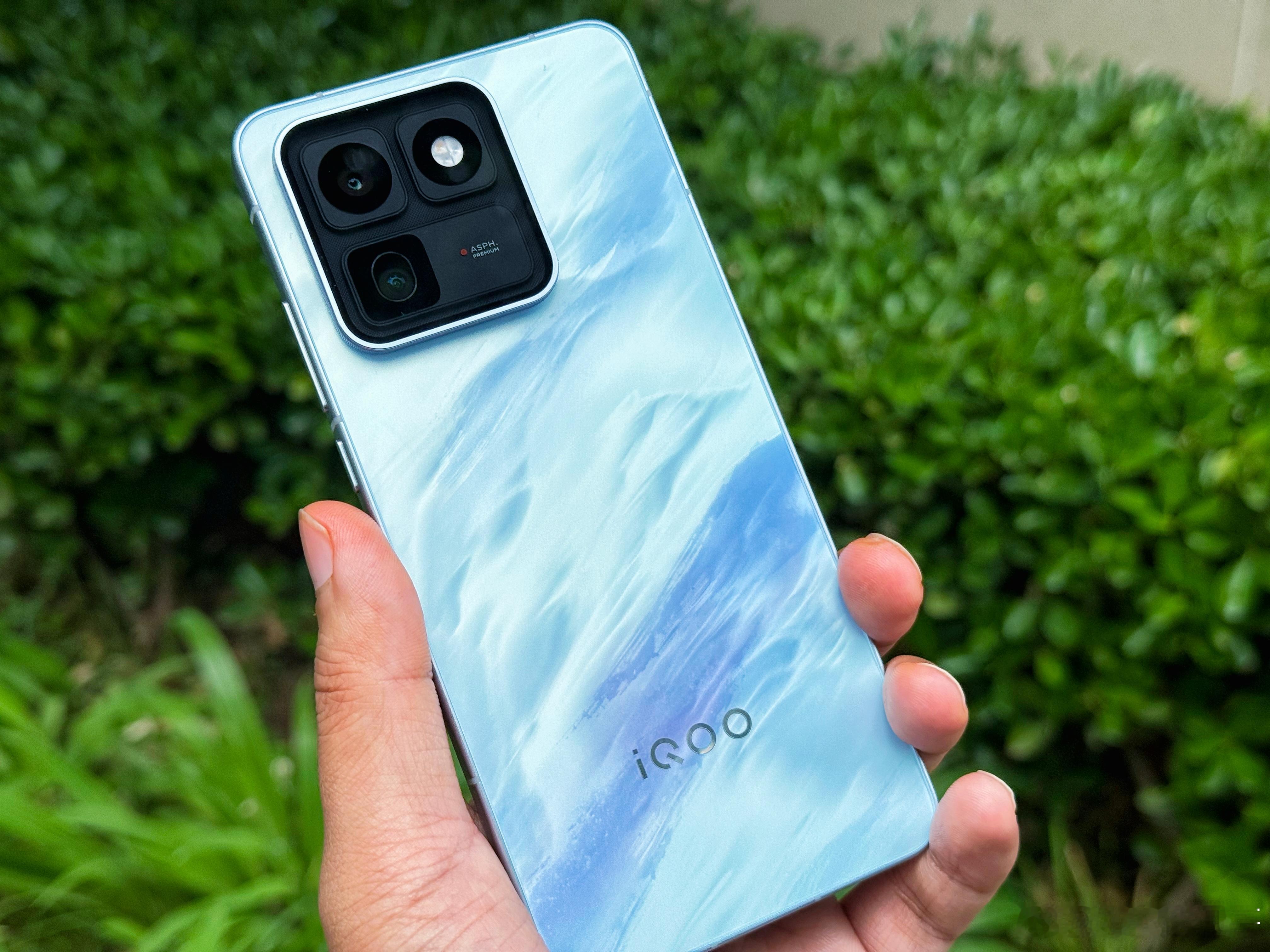 iQOO15T不知道你们都买了什么配色，我觉得全新青云配色真深得我心，哑光后盖在