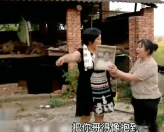 四川自贡，丈夫因出意外不幸身亡，妻子带着孩子外出打工养家。家里老宅拆迁后，赔了两