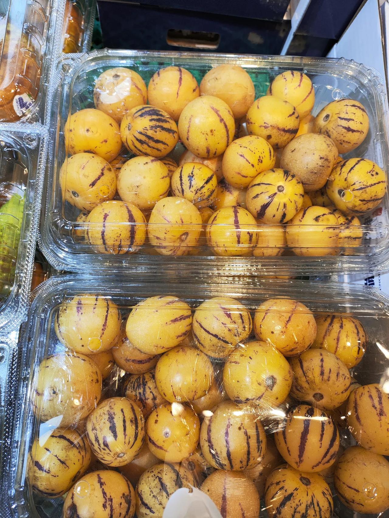 今天去超市，带着孙子去买菜，刚走到水果区，看见货架上有好多的水果，其中有个像橘子