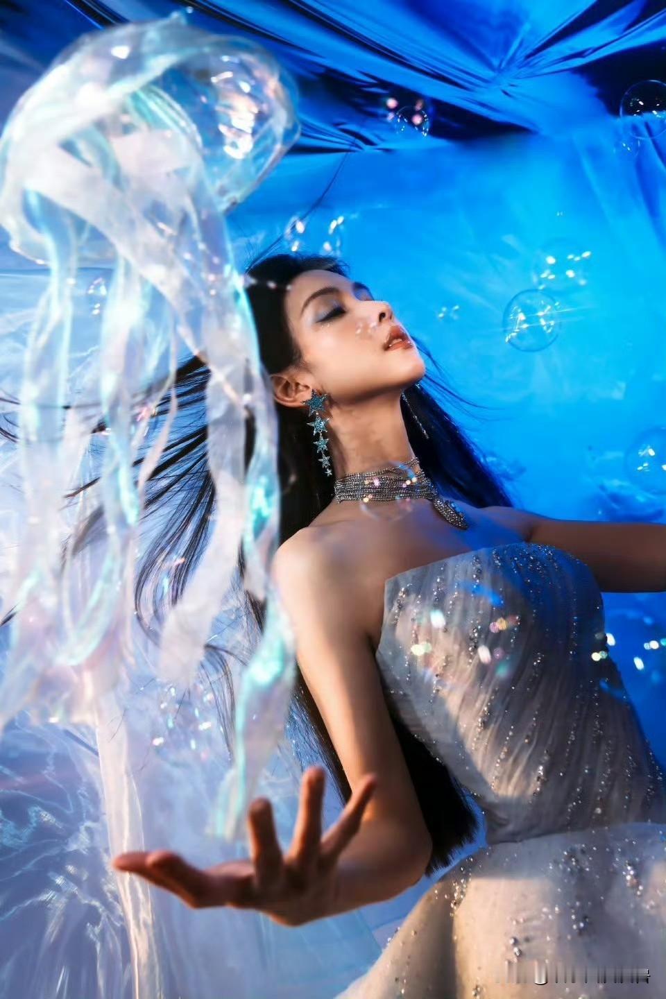 陈都灵，公主造型出圈！

2月1日陈都灵作为英雄联盟手游灵韵代言人出席直播活动，