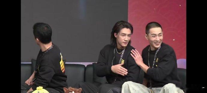 此沙被夸害羞了 此沙在《镖人》扫楼时被夸到害羞低头，模样真诚又接地气，完全没有距