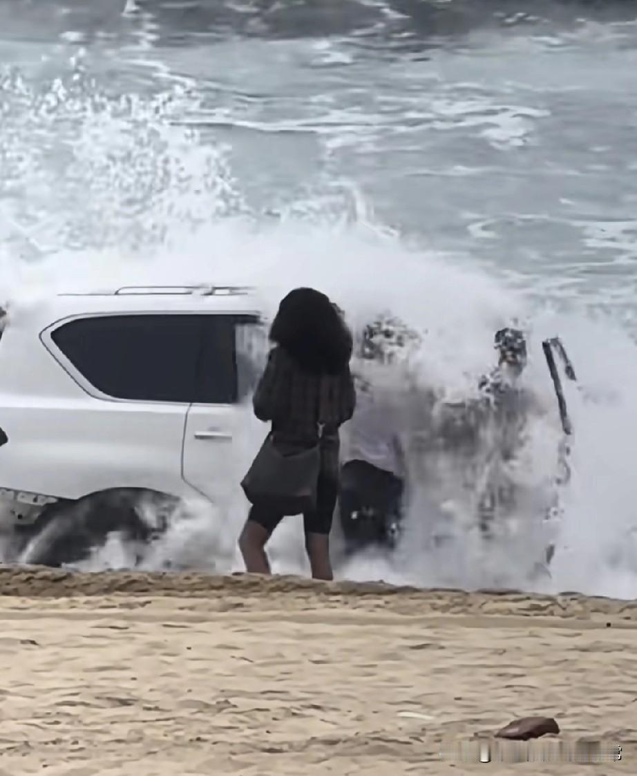 一百多万车，放海里冲浪！
 
见过海边冲浪的，没见过开着百万级豪华SUV在海里“