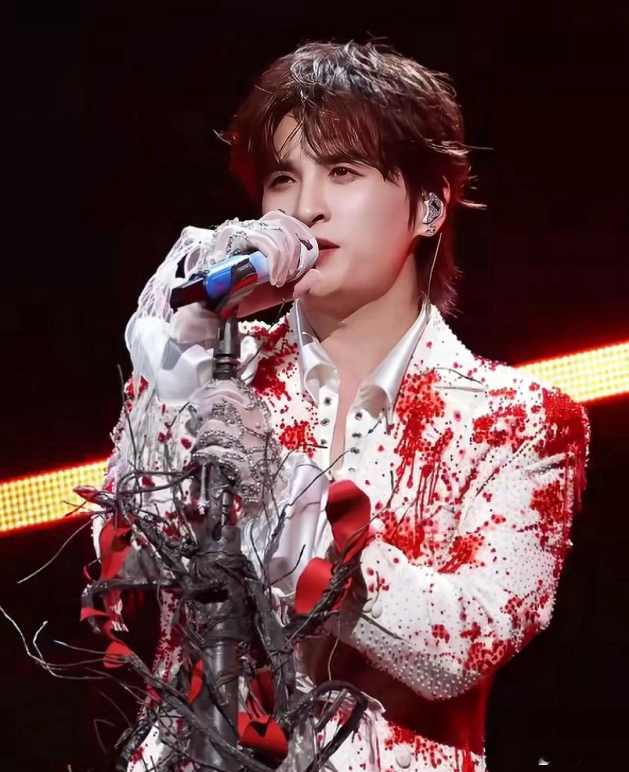 张远演唱会付完钱就把衣服穿上了点进张远重庆场售票页面，开票前那张海报恨不得把锁骨