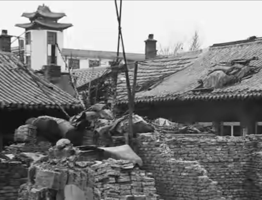 青城印记
这张拍摄于20世纪末的照片是新城南街西侧的老房，远处那座仿古高层建筑是