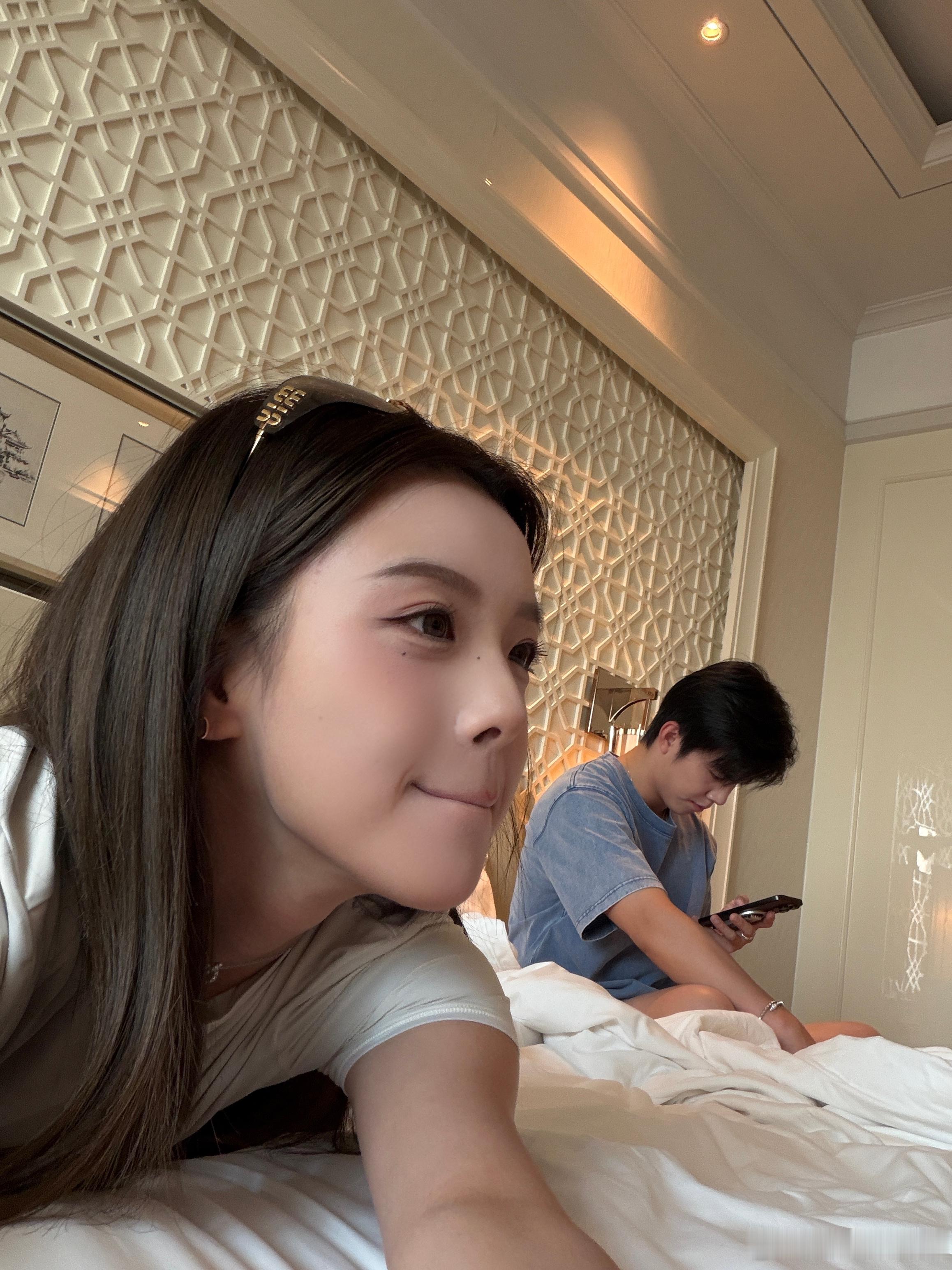 今年最离谱的事情发生了fjq为了兑现奶糖挑战的诺言 抢了两张单依纯演唱会门票🎫