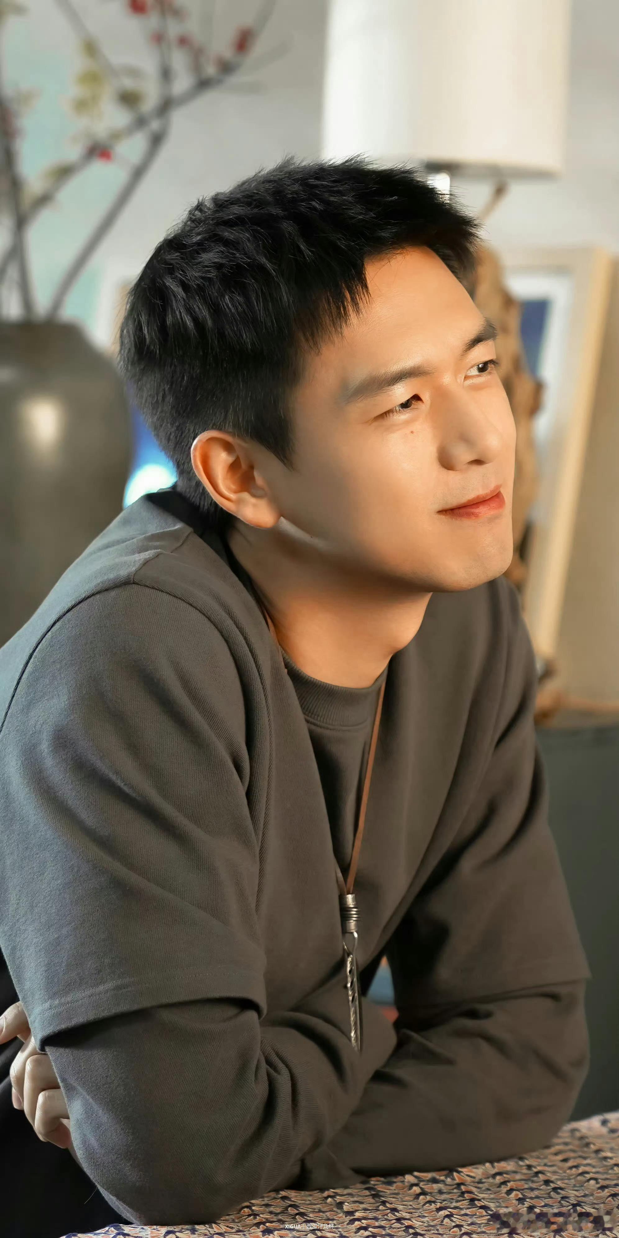 李现真的做到了又红又自由 有人追名逐利丢了自我，李现却做到了又红又自由，在聚光灯