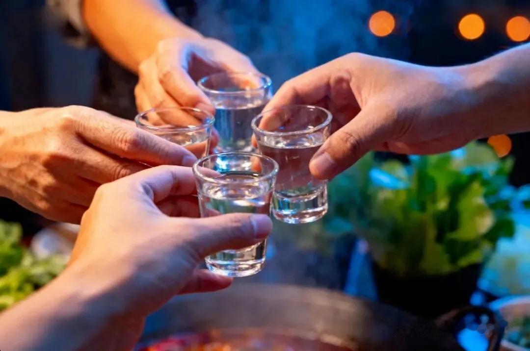 岁末年终，酒局渐多。前几日赴一场宴，见满座宾客举杯畅饮，白酒入喉，面不改色，心中