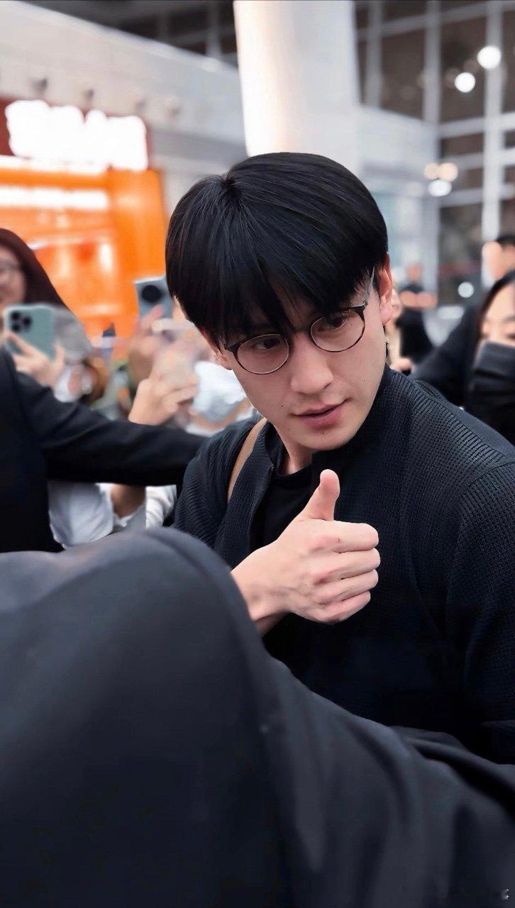 刘萧旭劝学 别人赶行程补觉，刘萧旭赶行程劝学！硬卧里忙着拍照营业，还不忘叮嘱粉丝