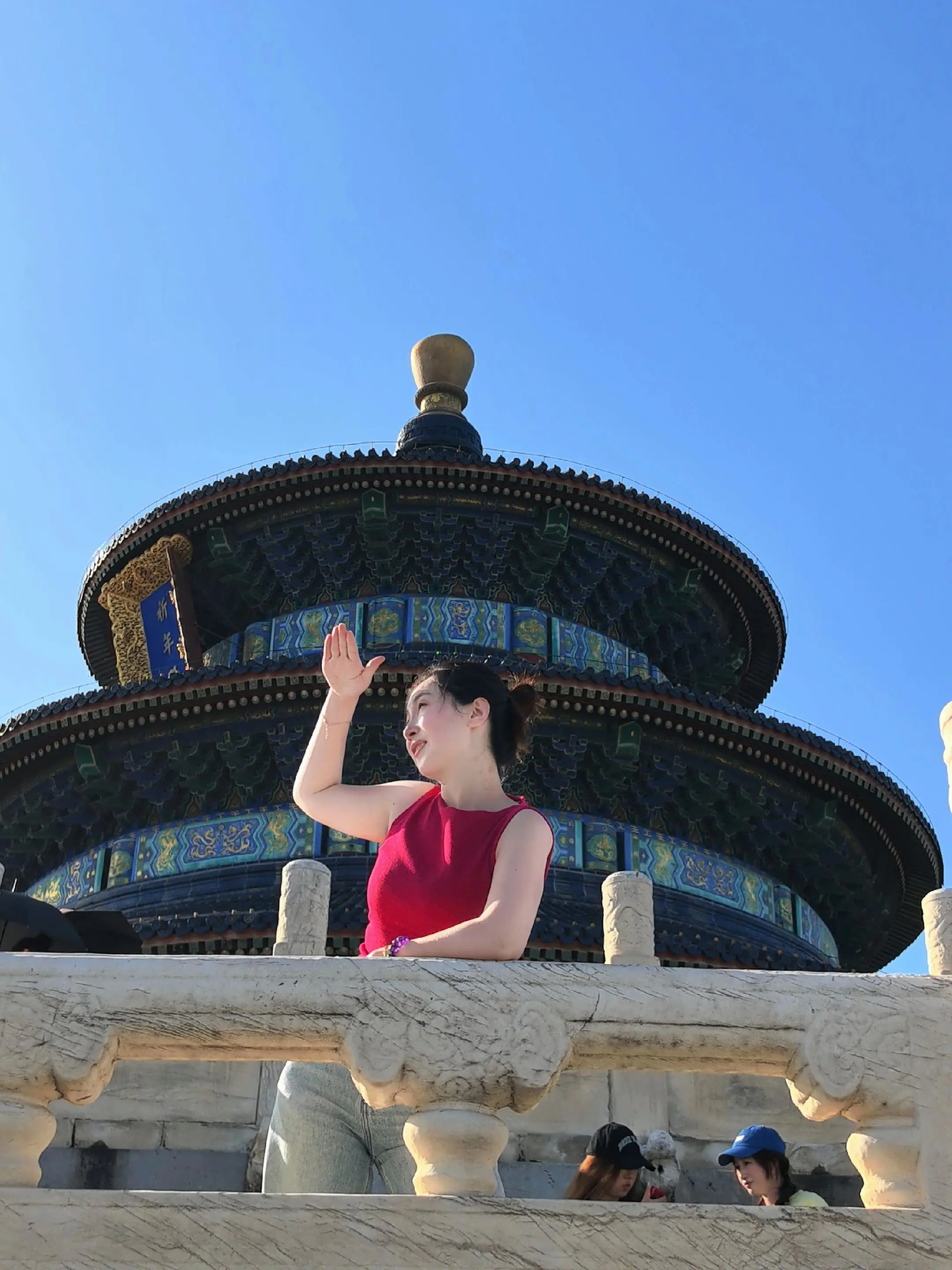 站在天坛的祈年殿下，抬头是三重檐攒尖顶的青瓦飞檐，檐角垂落的风铃声里...