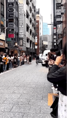 应该加大力度了。现身日本的蔡康永丝毫没有受到风波的任何影响。他迈着轻盈的步伐，心