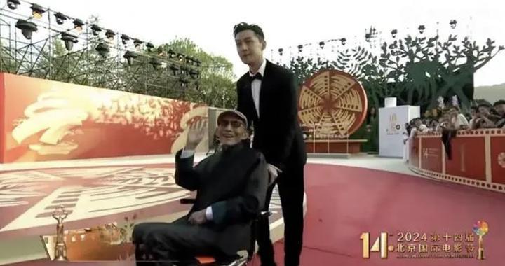 胡歌为了送游本昌老师最后一程，真的很拼，结束金鹰奖颁奖礼之后迅速返回上海。前一晚