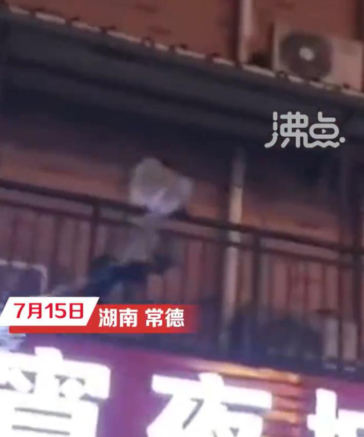 【 老板：一桌消费1000多的客人逃单跑了】7月15日，湖南常德，某夜宵店门口，