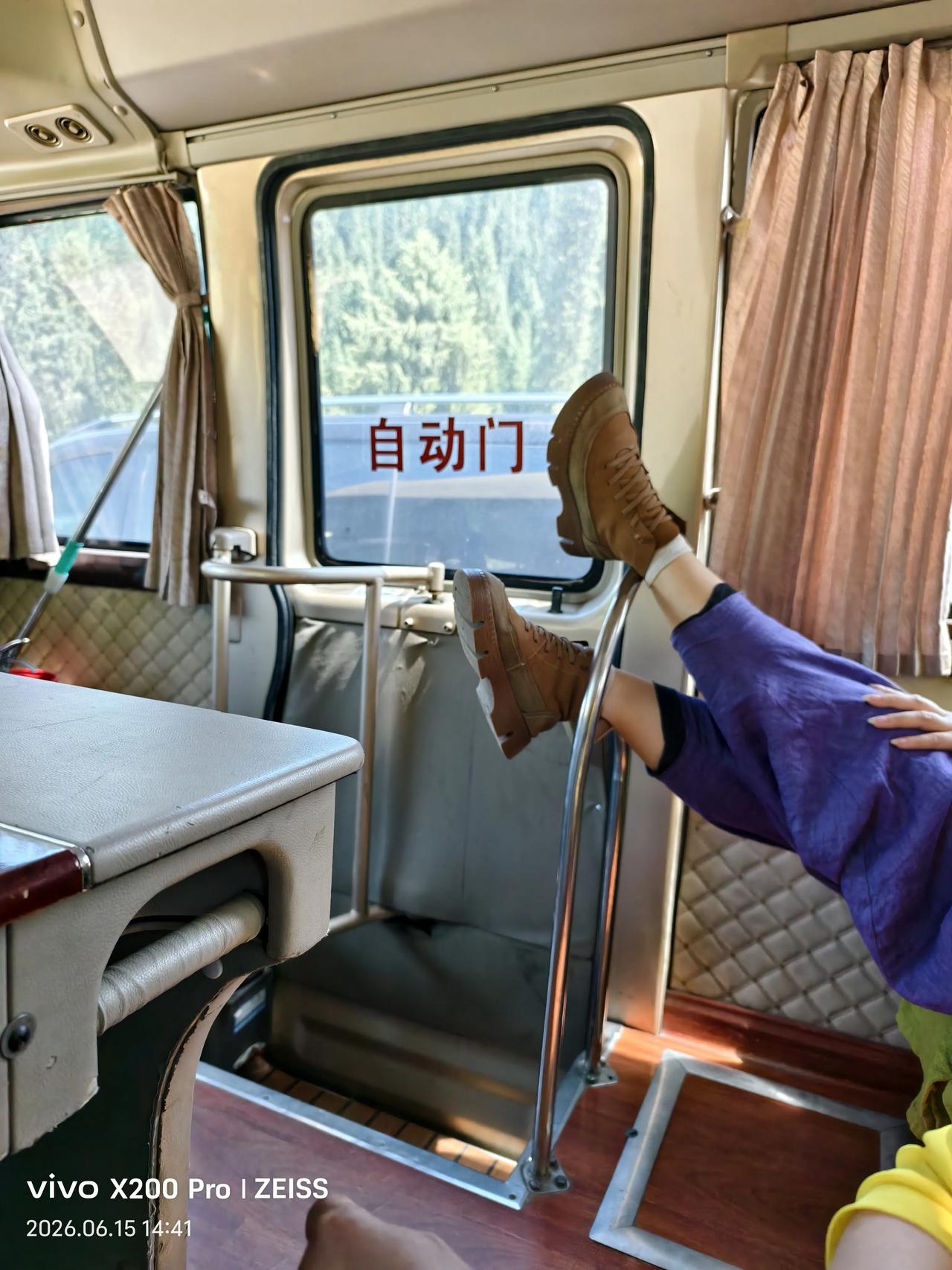 这是昨天我们在新疆库尔德林游玩时，返程的区间车上拍到的一双脚。车上坐满了乘客，而