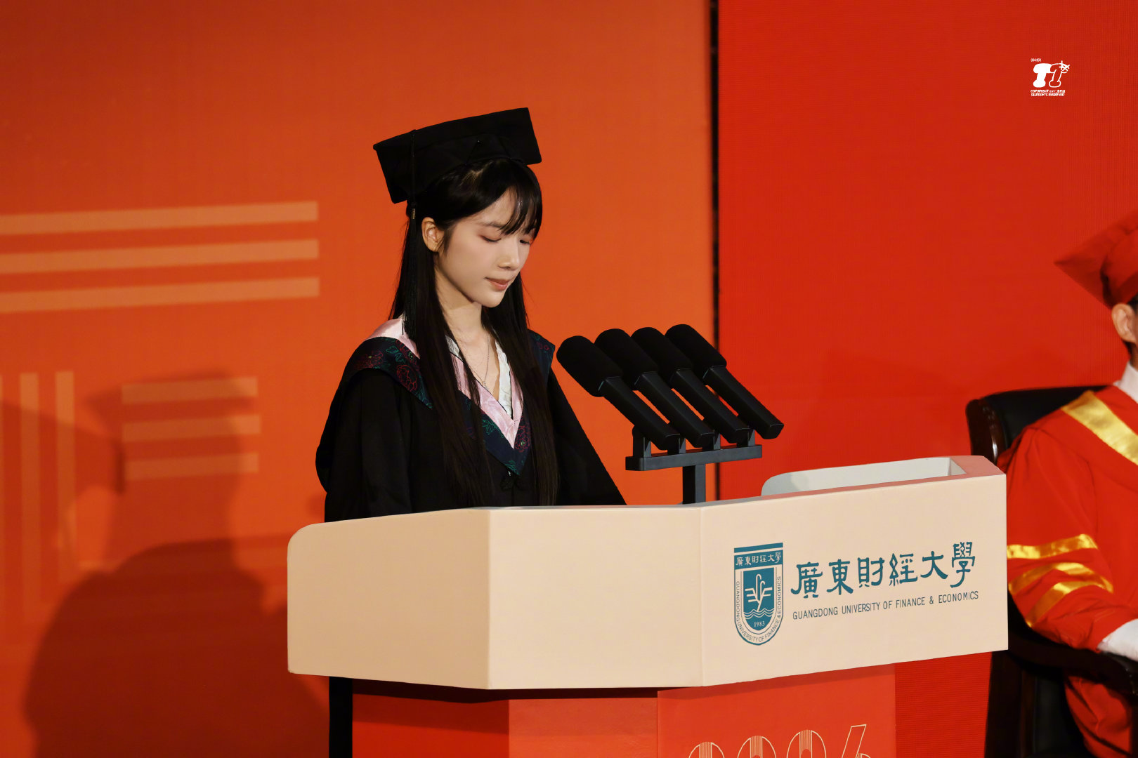 李思潼 我们都会是很棒的大人李思潼晒了毕业照 毕业氛围感拉满！凭借谢南枝一角被大