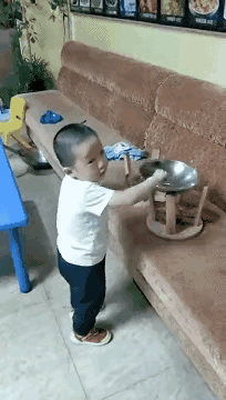 你见过哪些熊孩子，你是怎样做的瞧瞧这小家伙，颠勺的架势比饭店大厨还娴熟！小小年纪