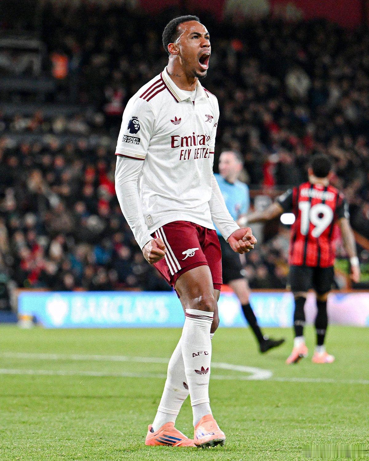 加布兽成为枪手队史上第二位英超进球达到20球的后卫，仅次于科斯切尔尼（22球）。