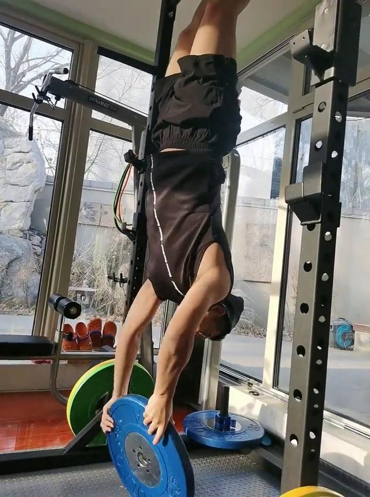 开始了，今天挑战一下二十公斤的杠铃片，加油。六个，三个，四个，五个，六个，七个，