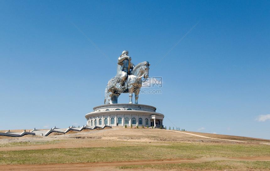 蒙古国乱成一团，反华到底图啥，20年后谁救谁？蒙古国首都乌兰巴托的街头又闹起来了