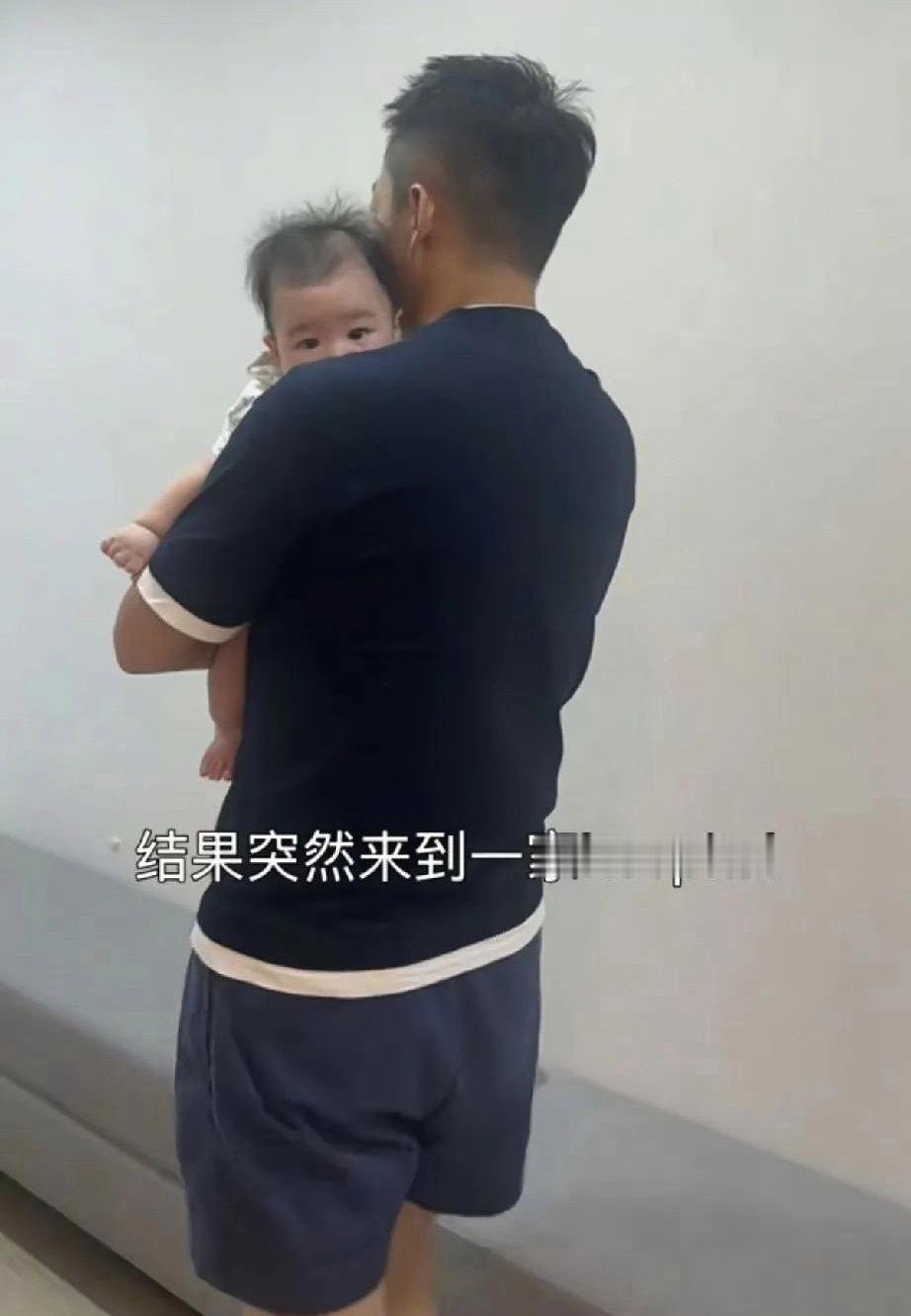 汪小菲带汪宝儿打疫苗，他太爱这个儿子了，走到哪都一直抱在怀里，真是一个好爸爸！这