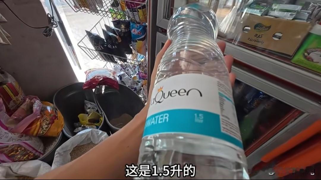 在伊朗，汽油真的比水还便宜！

一位在伊朗旅行的博主，做了一个小测试，测试结果令