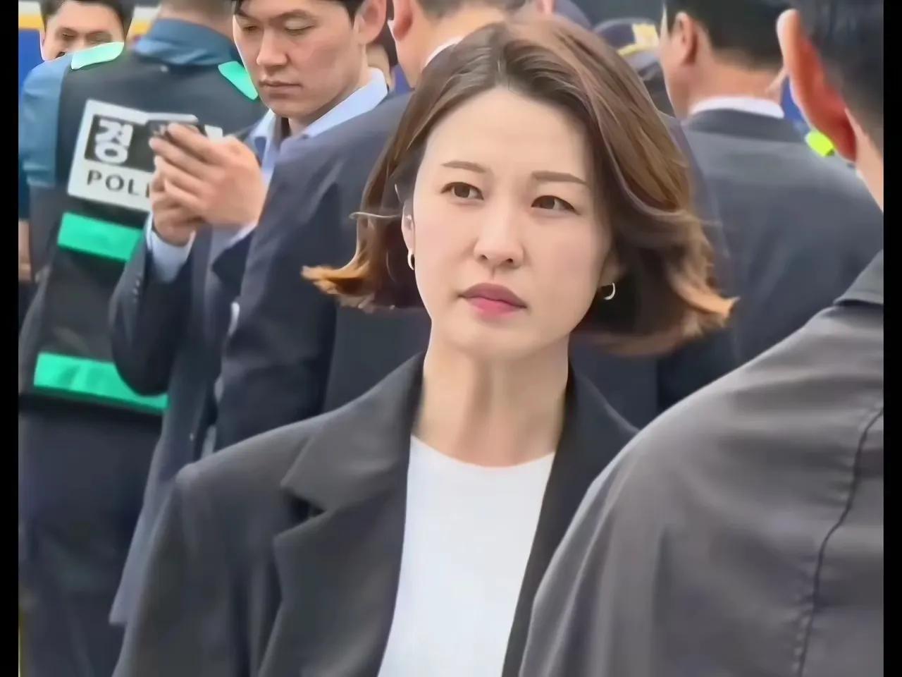 韩国现总统李在明，这时候被别人抓住了软胁。由于原主持人安贵玲和李在明存在着一些政