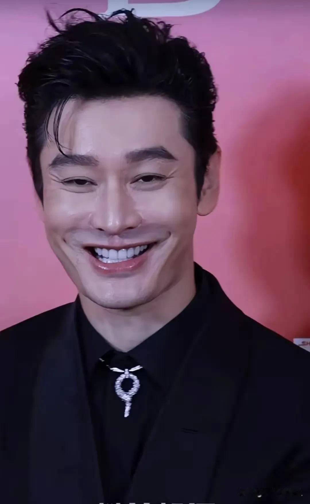 为什么感觉黄晓明的笑容好奇怪？
说他脸僵吧，他看着又没医美，
说他自然吧，他笑得