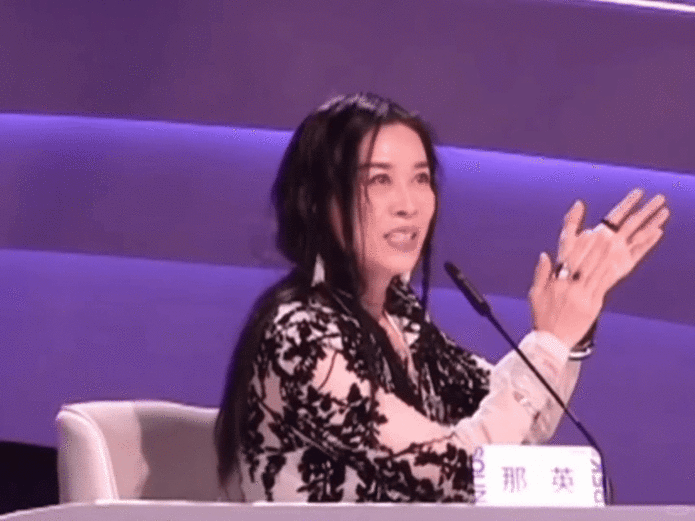 那英刚洗完头就上节目了？？那姐湿发造型把她的气场放大十倍，不是甜腻的精致，是带着