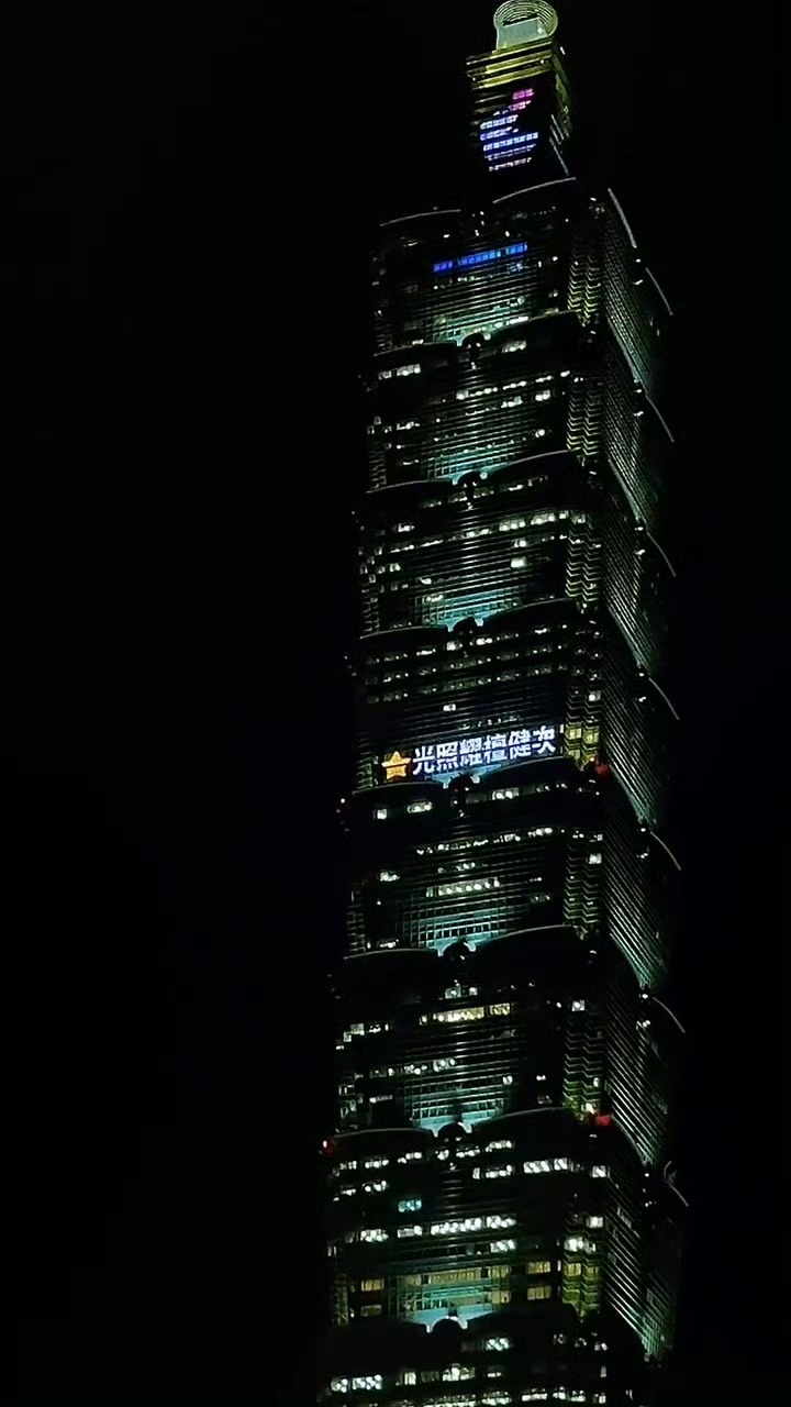 檀健次惊现台北101，荧火星光照耀檀健次！小炭火太浪漫了吧 