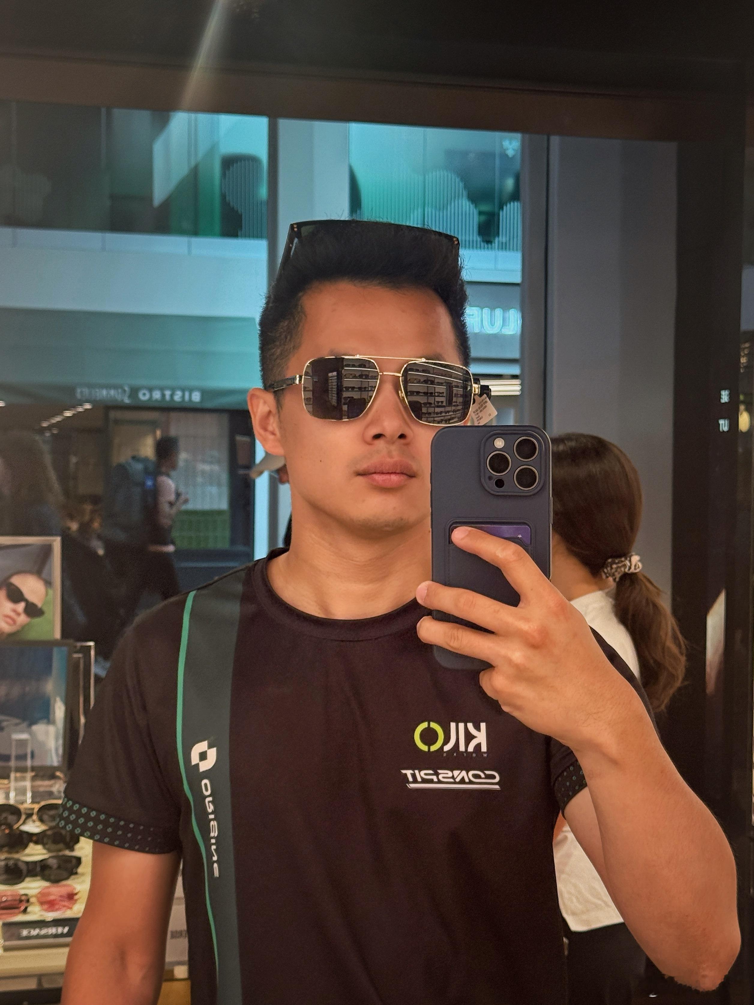 落地丹麦🇩🇰，迅速开了一眼机场店里的墨镜🕶️。款式还凑合，价格一般般，Pa