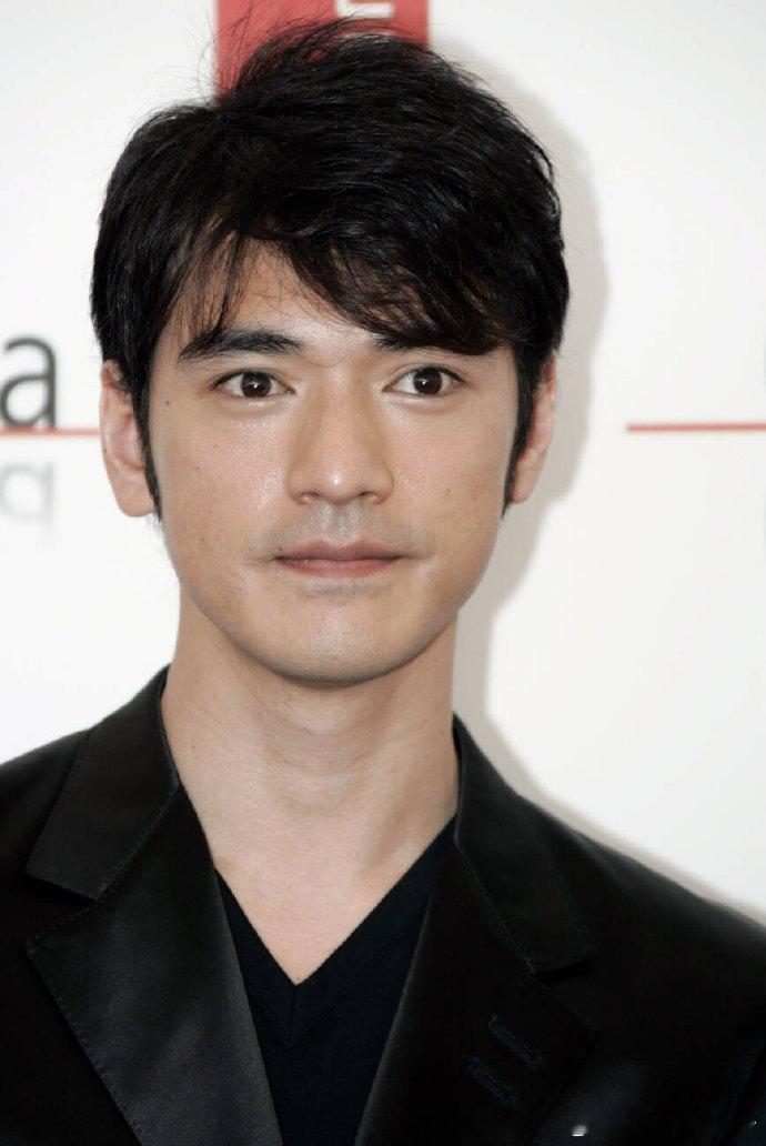 2005年32岁的金城武出席威尼斯电影节 