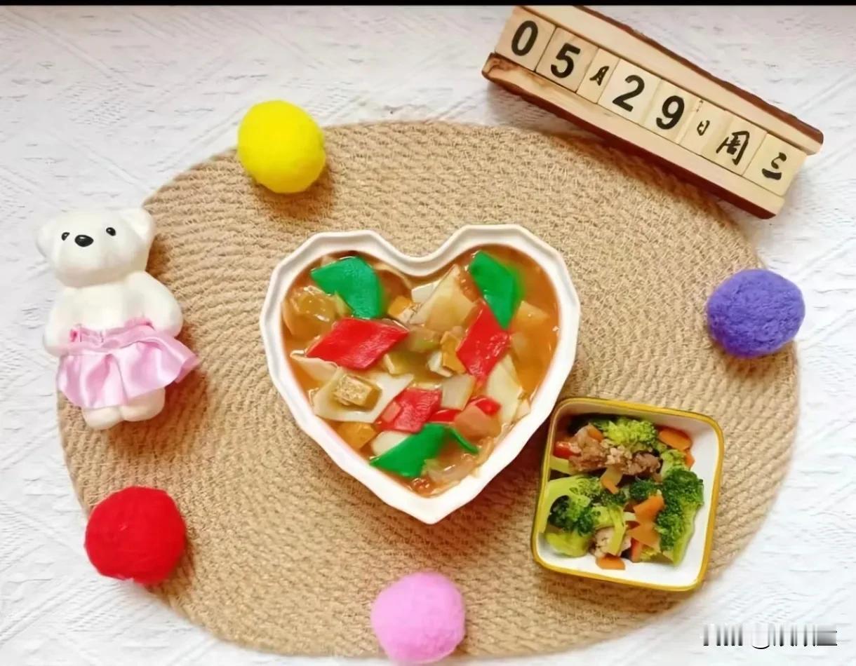 看看甘肃天水幼儿园的三餐，美的出奇！
大多数幼儿园都会精心的拍一些餐食的照片，发